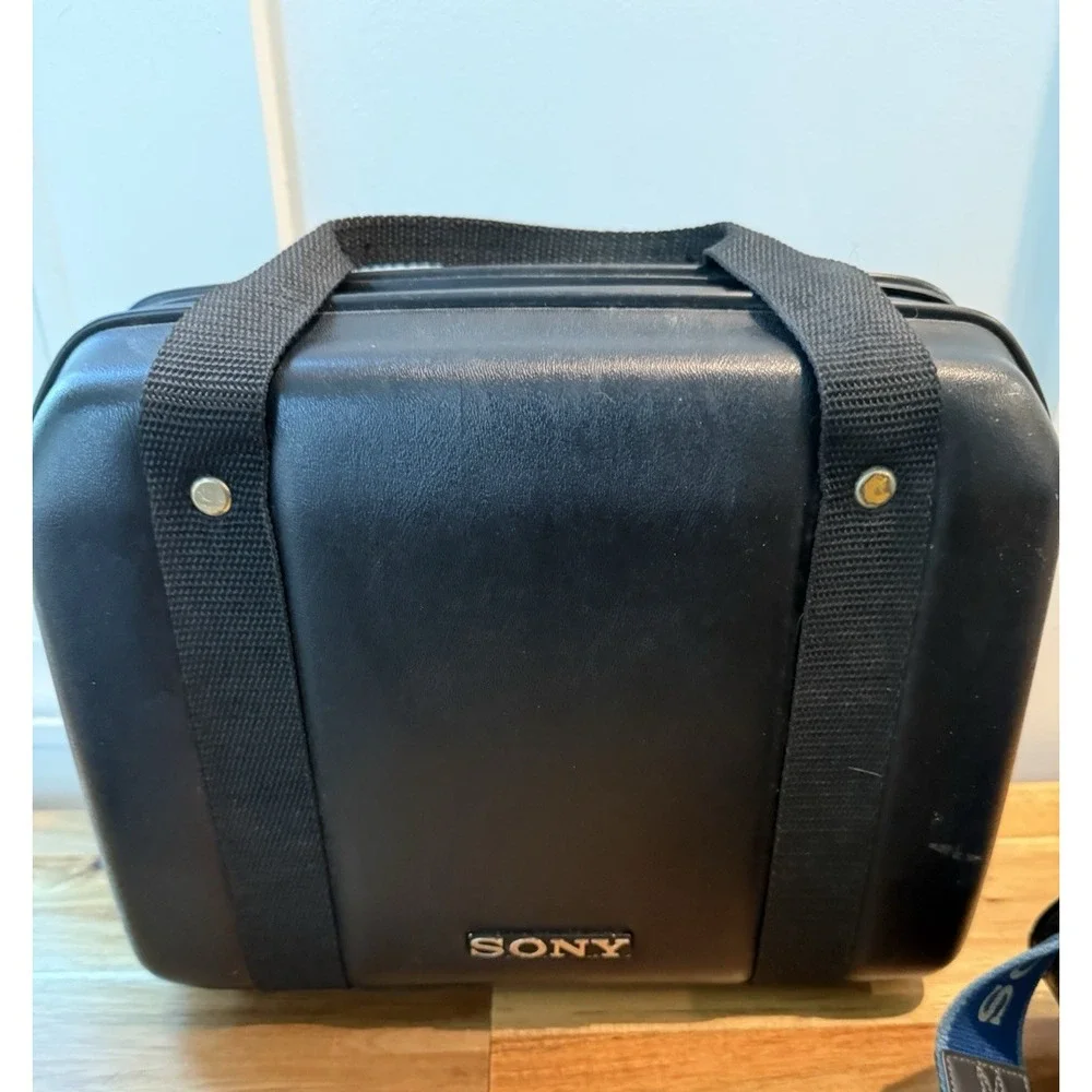 Sony CCD-TR4 Video8 8mm Handycam Camcorder 6x Zoom Battery Case Untested